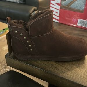 Women’s new in box Bearpaw Annabelle. Size 9